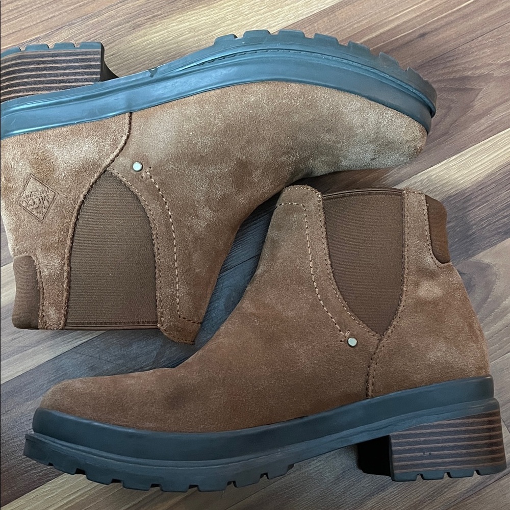 Women’s Tan Leather Boots by the Original Muck Boot Co